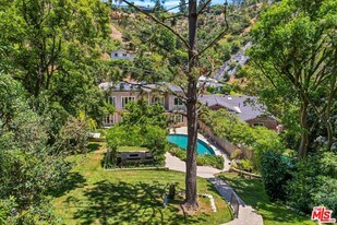 1701 Roscomare Rd in Los Angeles, CA - Building Photo