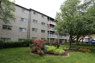 Fox Hills North Apartments