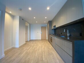 6080 Mckay Av in Burnaby, BC - Building Photo - Building Photo