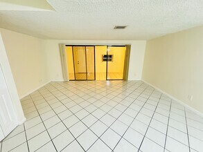 8819 Springtree Lakes Dr in Sunrise, FL - Building Photo - Building Photo