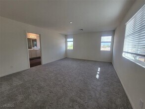 8418 Sycamore Crk St in Las Vegas, NV - Foto de edificio - Building Photo