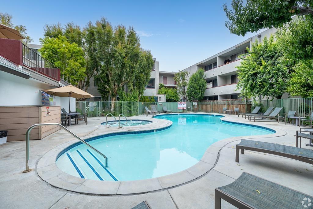 Woodland House Apartments in Woodland Hills, CA - Foto de edificio