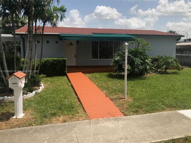 1221 W 62nd St in Hialeah, FL - Building Photo - Building Photo