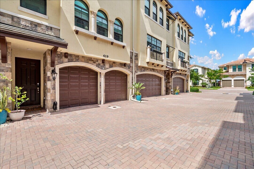 619 Windward Cir S in Boynton Beach, FL - Building Photo