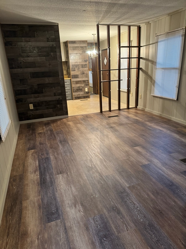 655 Holbert Rd in Hendersonville, NC - Foto de edificio - Building Photo