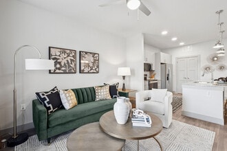Promenade Apartments in Plano, TX - Foto de edificio - Building Photo