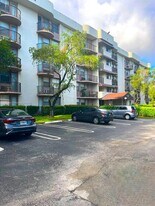 2701 Riverside Dr in Coral Springs, FL - Building Photo
