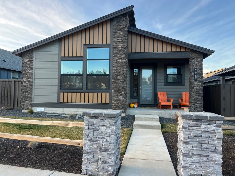 2289 NW Skyline Ranch Rd in Bend, OR - Foto de edificio