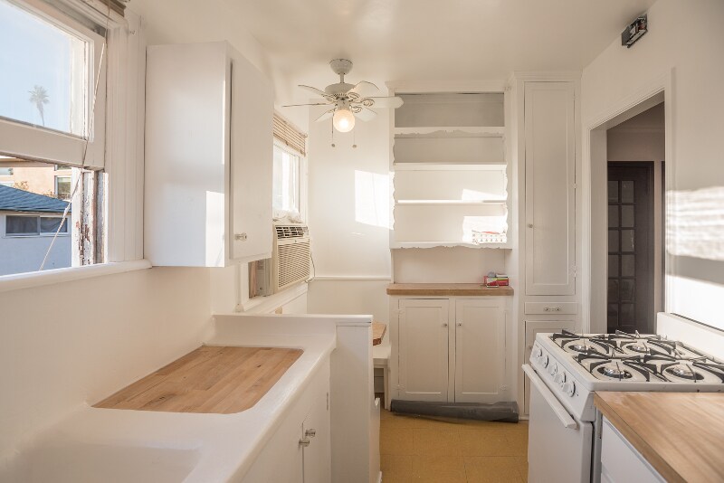 2021 Rodney Dr in Los Angeles, CA - Building Photo