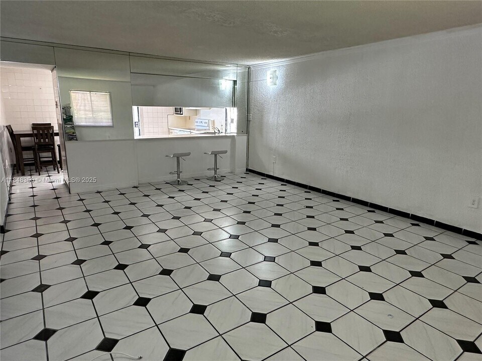2190 W 60th St in Hialeah, FL - Building Photo