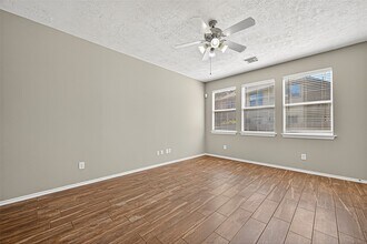 110 N Burberry Park Cir in Spring, TX - Building Photo - Building Photo