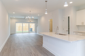 The Pinnacle Townhomes in Wilmington, NC - Foto de edificio - Interior Photo