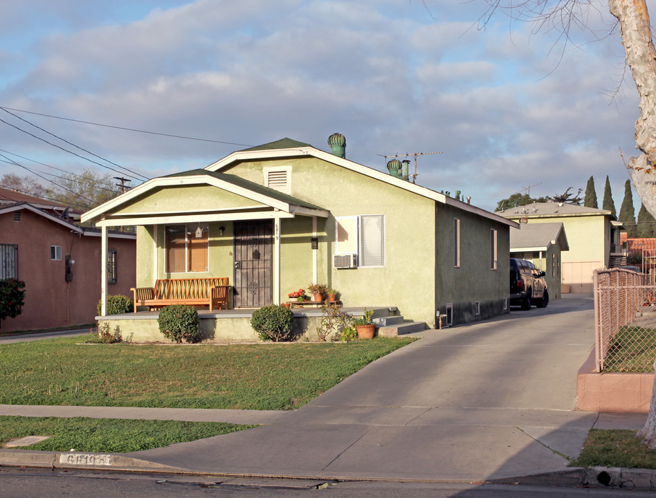 6819 Vinevale Ave in Bell, CA - Building Photo