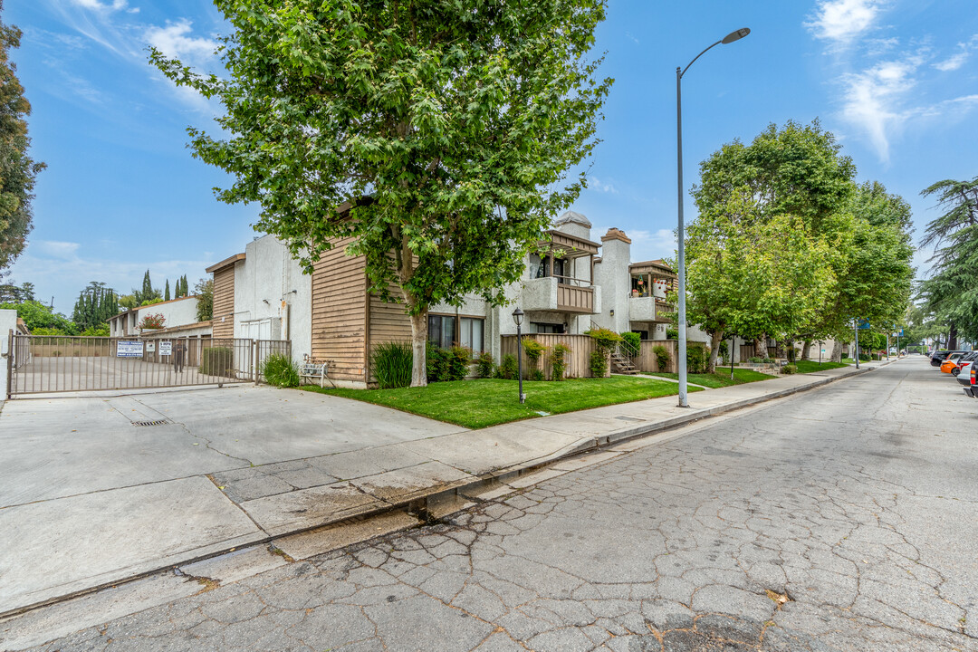 Valley Oaks I in Van Nuys, CA - Building Photo