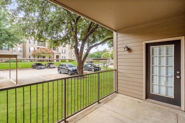 The Clairborne Apartment Homes in Grand Prairie, TX - Foto de edificio - Building Photo