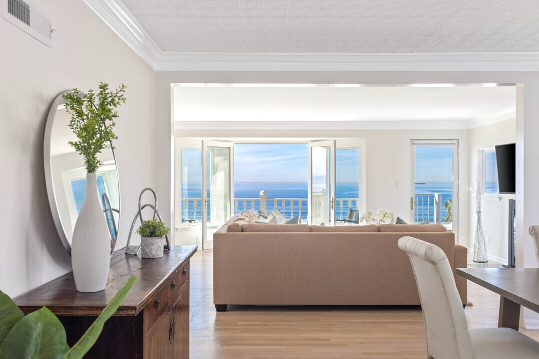 2407 Bayview Dr in Manhattan Beach, CA - Building Photo