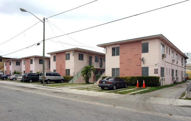 405-435 SW 5th St in Miami, FL - Building Photo - Building Photo