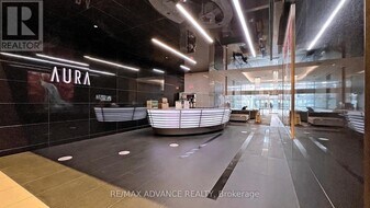 386 Yonge St in Toronto, ON - Building Photo