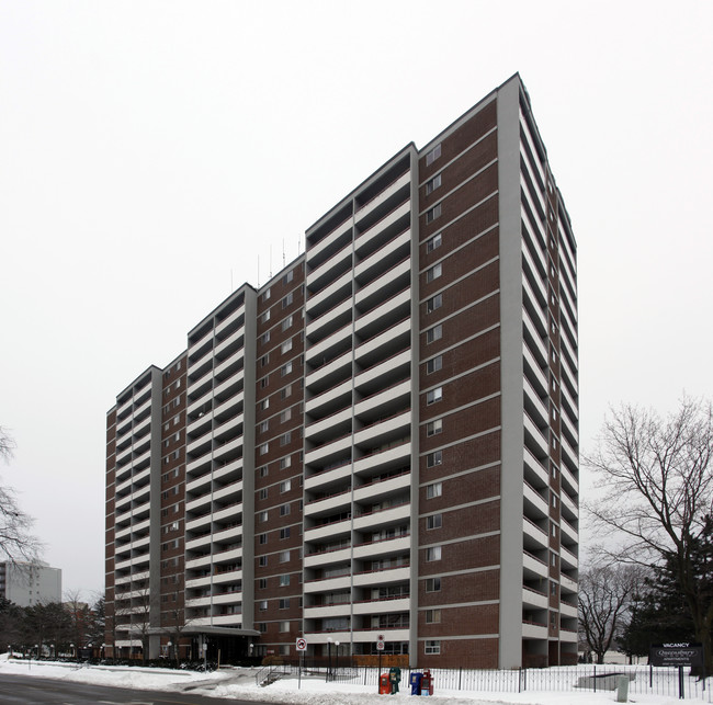 Queensbury Court in Burlington, ON - Building Photo - Building Photo