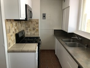 11833-37 Laurelwood Drive in Studio City, CA - Building Photo - Interior Photo
