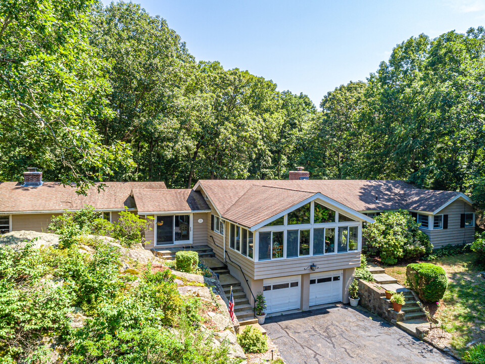 198 Woodchuck Rd in Stamford, CT - Building Photo