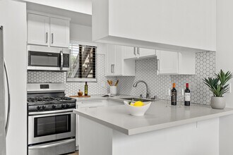 8110 Manitoba St, Unit 106 in Playa Del Rey, CA - Building Photo - Building Photo