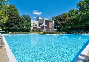 Hillwood and Stoneridge in Alexandria, VA - Foto de edificio - Building Photo