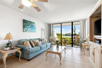601 Seaview Ct in Marco Island, FL - Foto de edificio - Building Photo