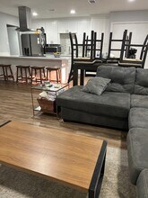 6727 Vanlynn Ln in Houston, TX - Foto de edificio - Building Photo