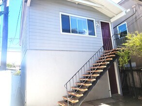 130 1/2 Dolphin Ave, Unit #2 in Seal Beach, CA - Foto de edificio - Building Photo