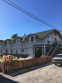 6040 Siskiyou Blvd in Grenada, CA - Foto de edificio - Building Photo