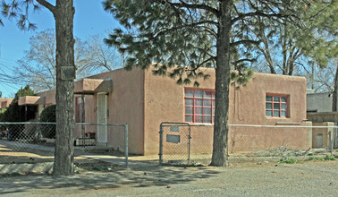 118-122 Charleston St SE in Albuquerque, NM - Building Photo - Building Photo