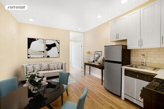 340 W 17th St in New York, NY - Building Photo - Building Photo
