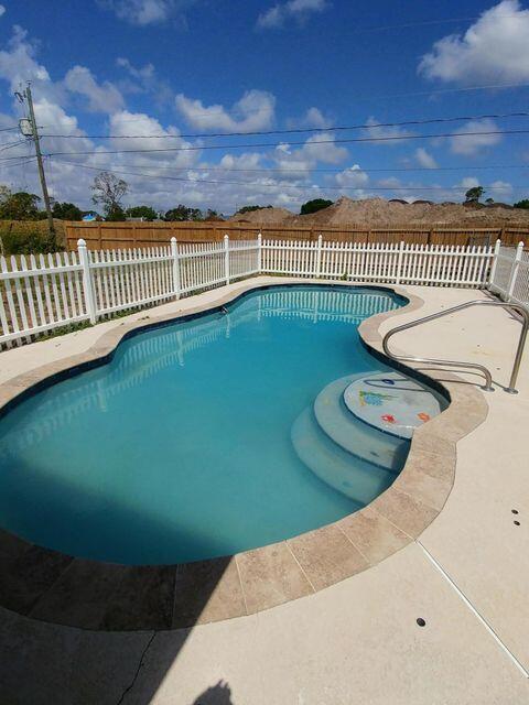 925 SE Albatross Ave in Port St. Lucie, FL - Building Photo - Building Photo