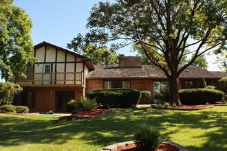 44 Kingston Dr in Oak Brook, IL - Building Photo - Building Photo