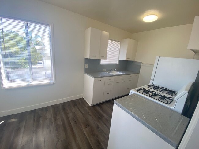 8317.5 University Ave in La Mesa, CA - Foto de edificio - Building Photo