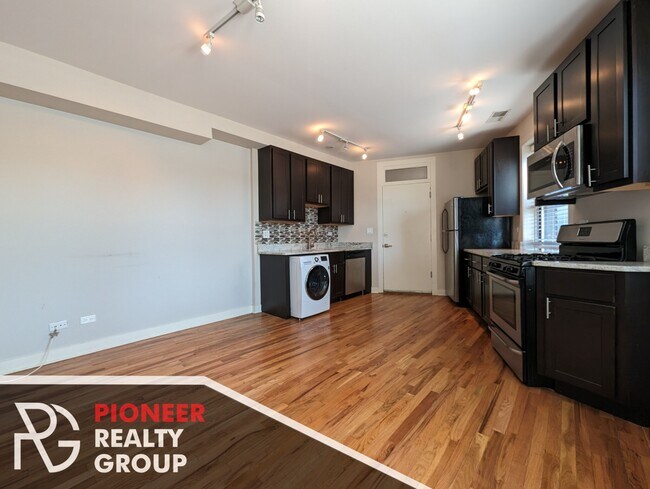 2235 W Wilson Ave, Unit 2 in Chicago, IL - Building Photo - Building Photo