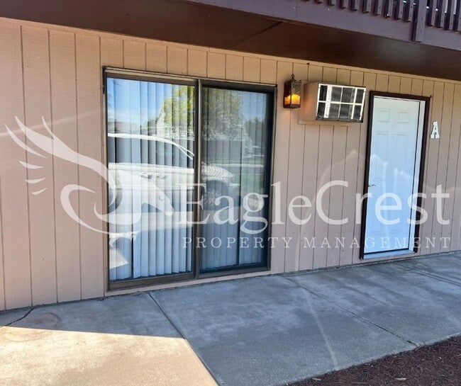 320NEC, Unit A in College Place, WA - Foto de edificio - Building Photo