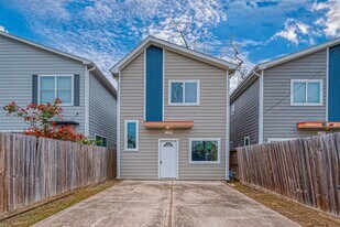 119 E 32nd St in Houston, TX - Building Photo