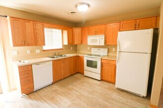 524 Stone Pointe Dr in Manhattan, KS - Building Photo - Building Photo