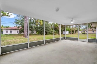 5852 Brickell Dr in North Port, FL - Foto de edificio - Building Photo