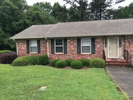 111 Picadilly Cir in Talladega, AL - Building Photo