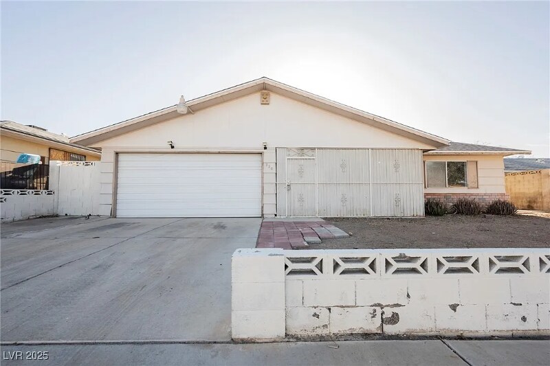 220 Bruin Way in Las Vegas, NV - Building Photo