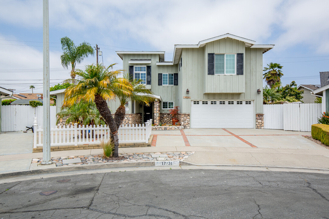 17131 Autumn Cir in Huntington Beach, CA - Foto de edificio