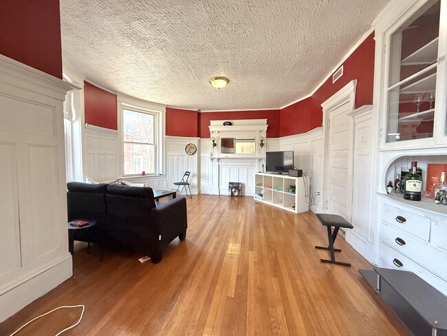 1908 Beacon St, Unit 3 in Brookline, MA - Foto de edificio - Building Photo