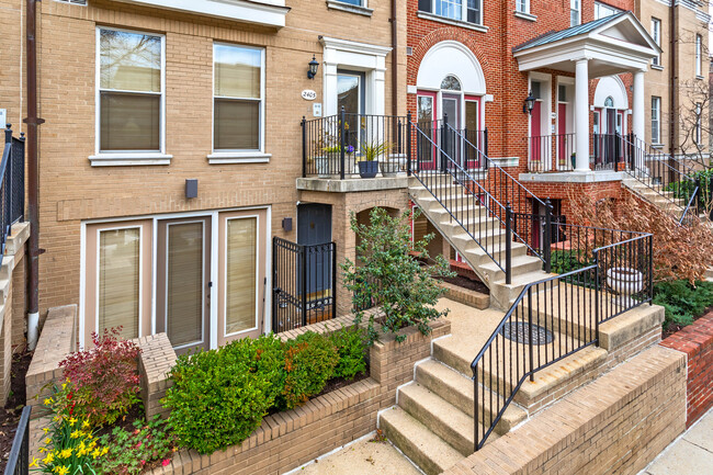 2405 20th St NW in Washington, DC - Foto de edificio - Building Photo