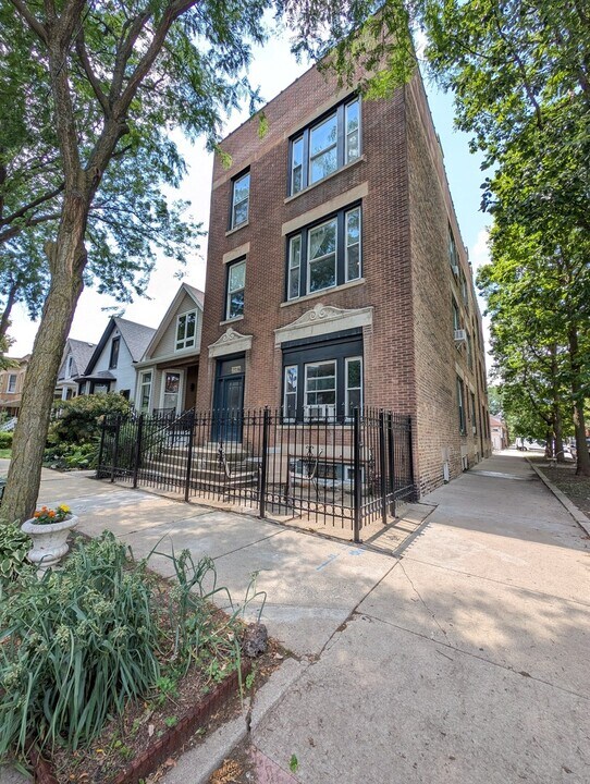 2611 W George St in Chicago, IL - Building Photo