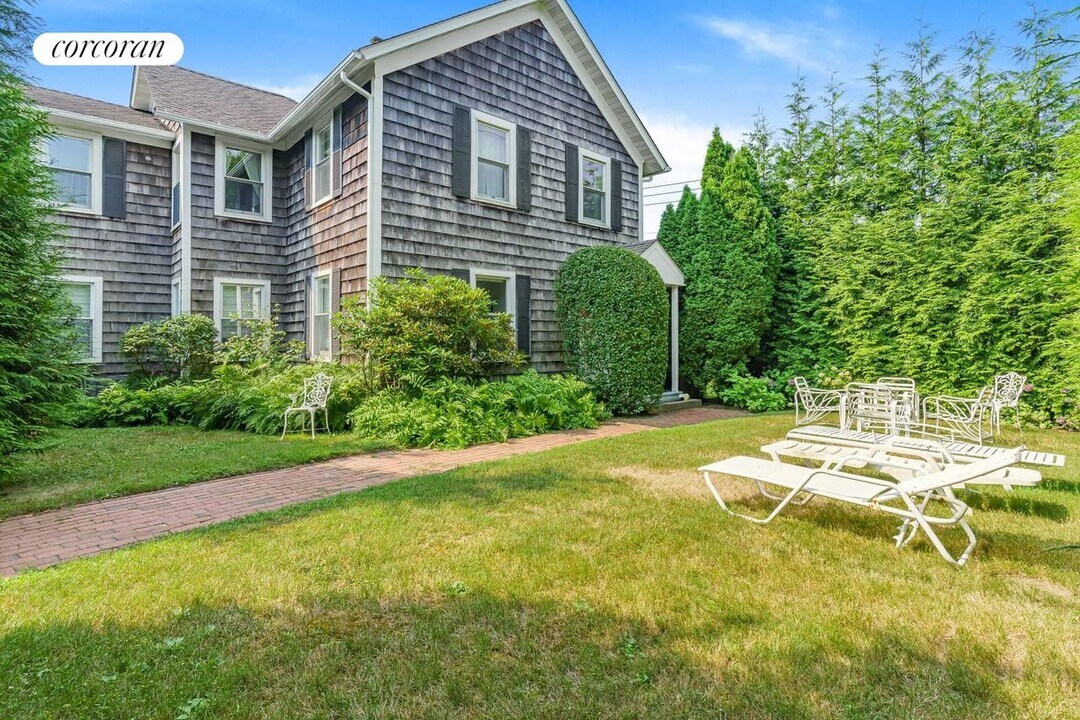 176 N Sea Rd in Southampton, NY - Building Photo