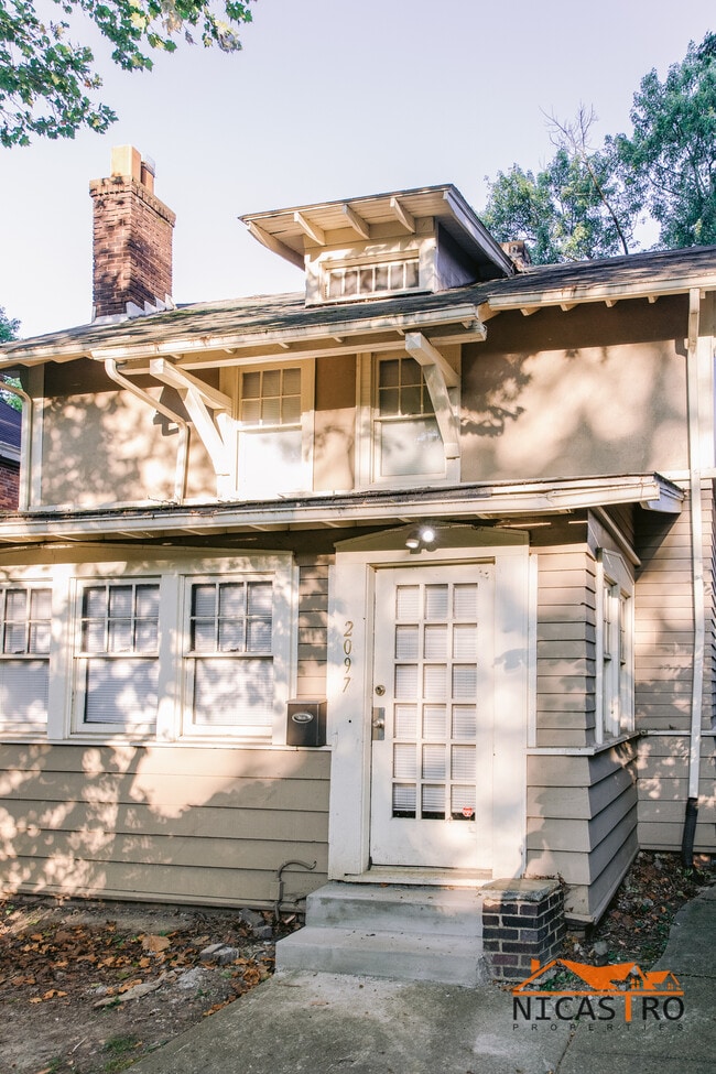 2097 Summit St in Columbus, OH - Building Photo - Building Photo