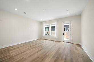 2626 W Tidwell Rd in Houston, TX - Building Photo - Building Photo